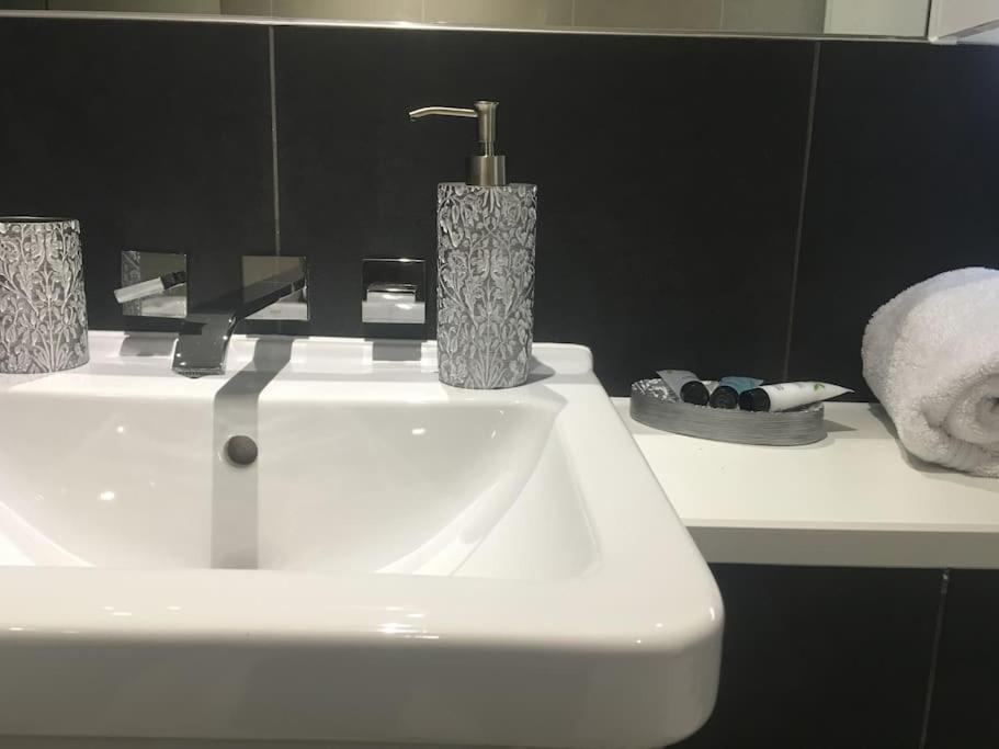 Grand Serviced Apartment***** Croydon Exterior photo